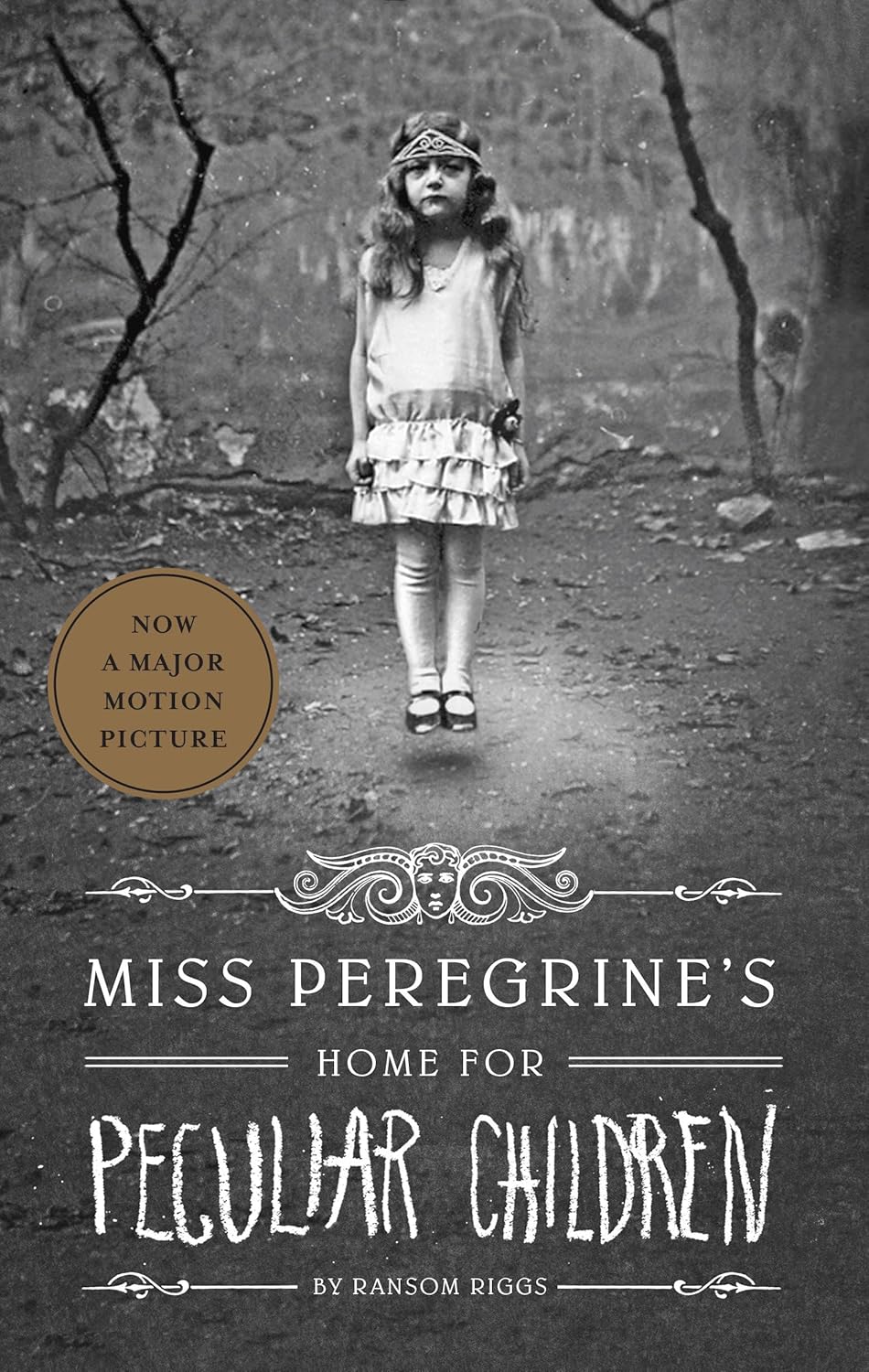 Book cover of 'Miss Peregrine's Home for Peculiar Children' with a vintage-style design.